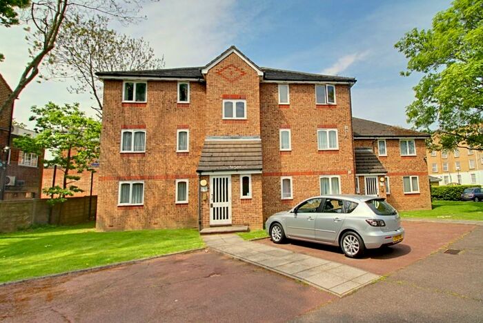 2 Bedroom Apartment To Rent In Leigh Hunt Drive, Southgate, N14