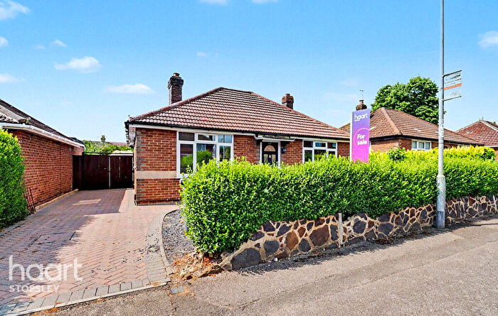 2 Bedroom Detached Bungalow For Sale In Hawthorn Avenue, Luton, LU2