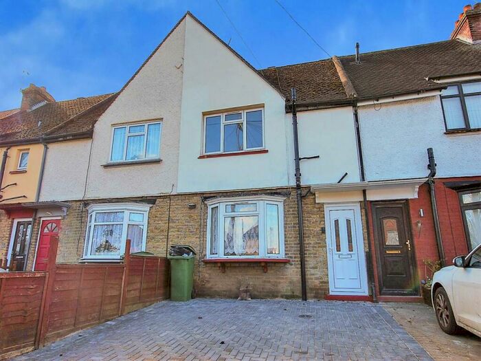 3 Bedroom House To Rent In Lower Road, Maidstone, Kent, ME15