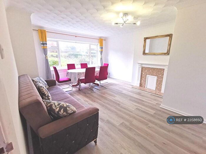 6 Bedroom Semi-Detached House To Rent In Jevington Drive, Brighton, BN2