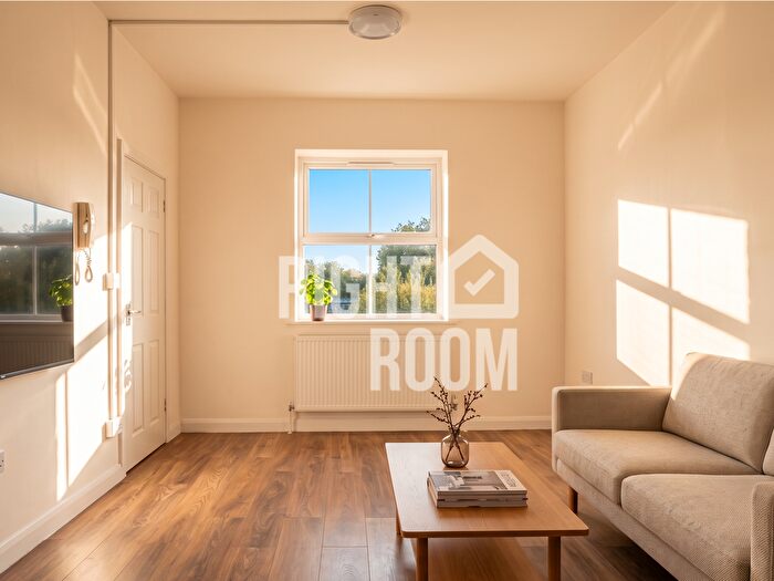 1 Bedroom Flat To Rent In Flat, Madina House, Downs Road, LU1