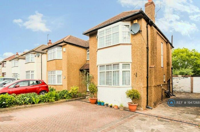 3 Bedroom Semi-Detached House To Rent In Hunters Hill, Ruislip, HA4