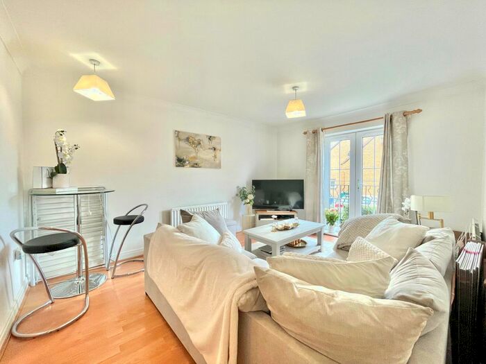 2 Bedroom Flat To Rent In Honiton Gardens, London, NW7