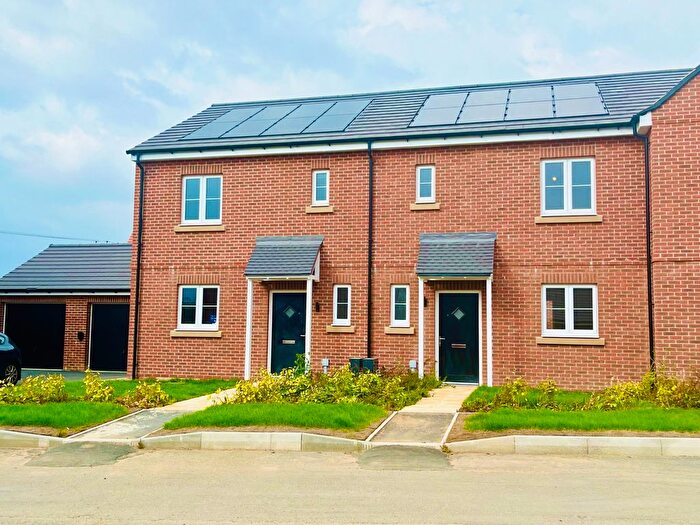3 Bedroom Semi-Detached House For Sale In Thistledown, Pershore, WR10