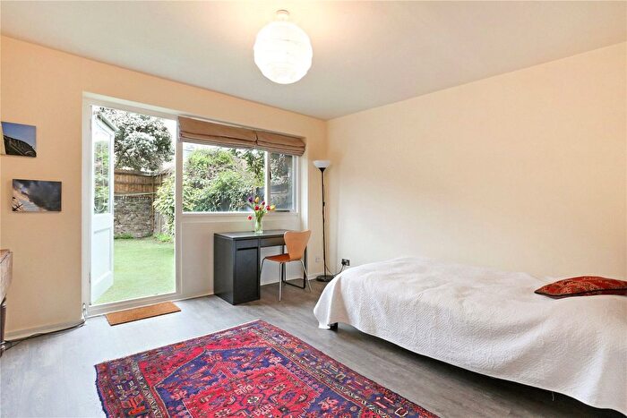 Studio To Rent In St. Andrews Square, London, W11