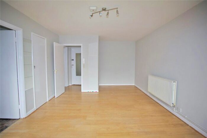 Apartment To Rent In Sunningfields Road, Hendon, London, NW4