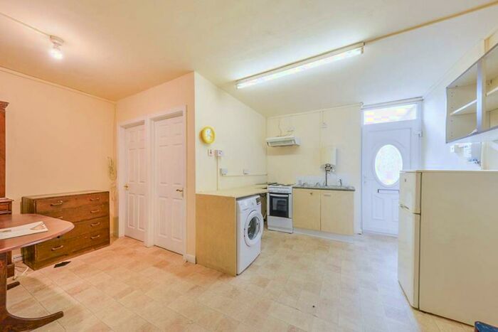 2 Bedroom Flat To Rent In Barnet Road, Potters Bar, Hertfordshire, EN6