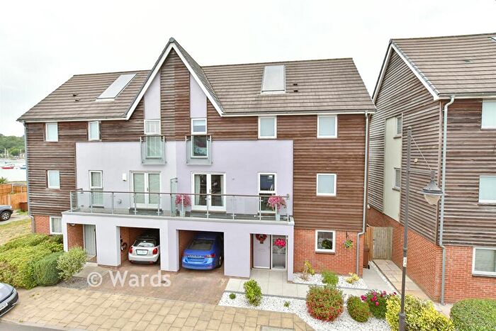 4 Bedroom Semi-Detached House For Sale In Little Victory Mount, Chatham, Kent, ME4