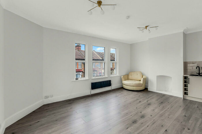 2 Bedroom Flat To Rent In Ashville Road, London, E11