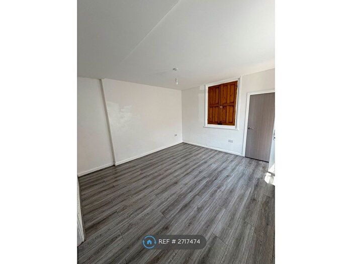 2 Bedroom Flat To Rent In Meadow Street, Hyde, SK14