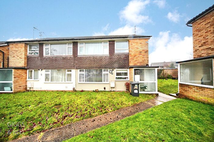 2 Bedroom Maisonette For Sale In Green Oaks, Luton, Bedfordshire, LU2