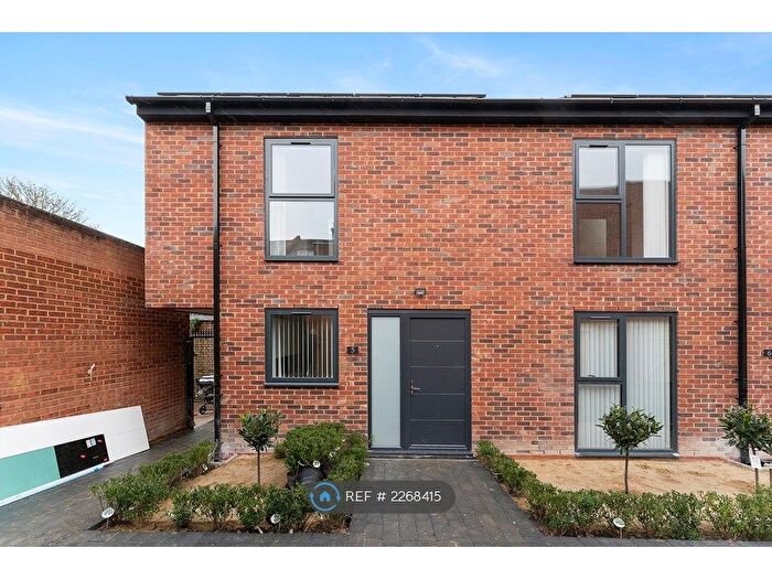 2 Bedroom Semi-Detached House To Rent In High Street, London, E11