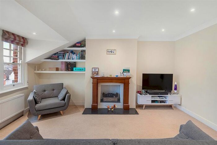 3 Bedroom Flat To Rent In Oakhill Road, London SW15