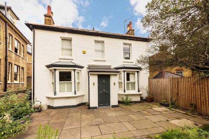 3 Bedroom Detached House To Rent In Mattock Lane, London, W13