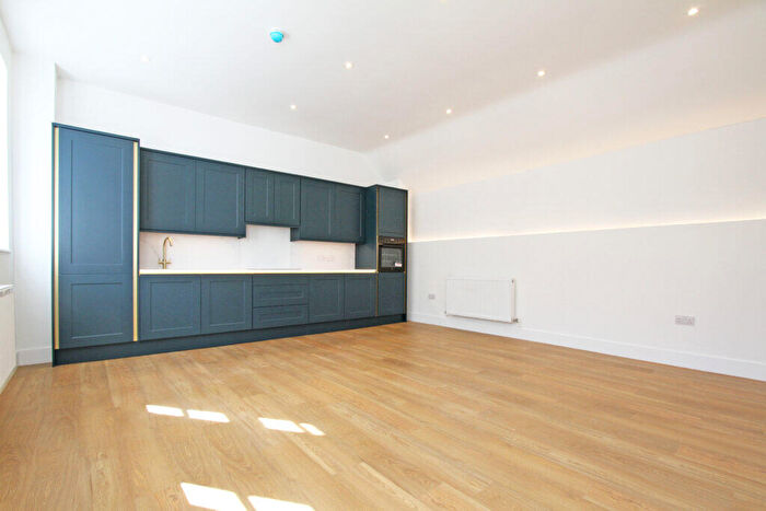 2 Bedroom Apartment To Rent In Broad Street, Banbury, Oxon, OX16