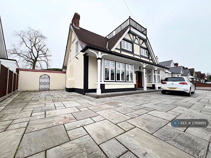 4 Bedroom Bungalow To Rent In Curtis Road, Hornchurch, RM11