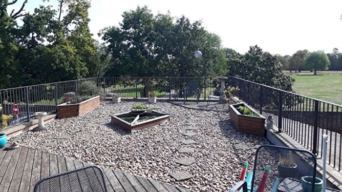 2 Bedroom Flat To Rent In High Street, Hampton Hill, Hampton, TW12