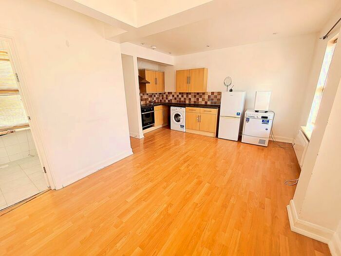1 Bedroom Flat To Rent In Walpole Mews, Walpole Road, Colliers Wood, London, SW19