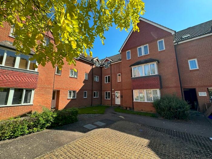 2 Bedroom Flat To Rent In Redoubt Close, Hitchin, SG4