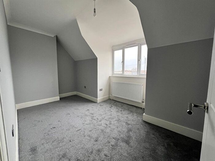3 Bedroom Flat To Rent In Becontree Avenue, Becontree, Dagenham, RM8