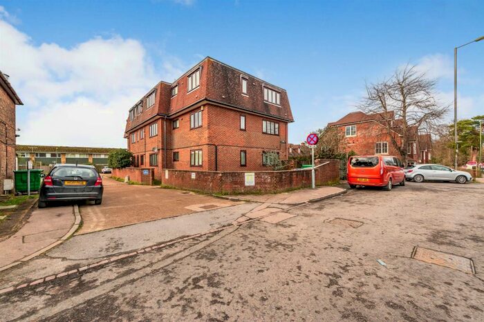 1 Bedroom Flat For Sale In Brighton Road, Salfords, Redhill, RH1