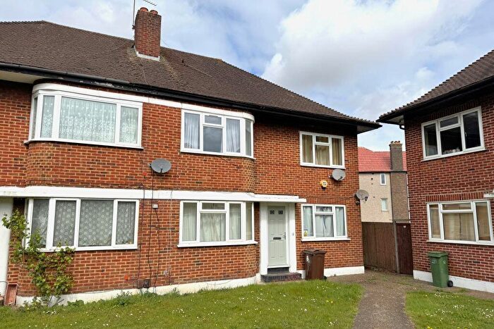 2 Bedroom Ground Maisonette For Sale In Haselmere Close, Wallington, Surrey, SM6