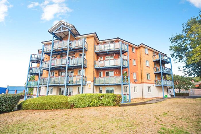 2 Bedroom Flat For Sale In Quayside Road, Southampton, Hampshire, SO18
