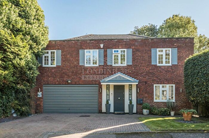 5 Bedroom Detached House For Sale In Weymouth Walk, Stanmore, HA7
