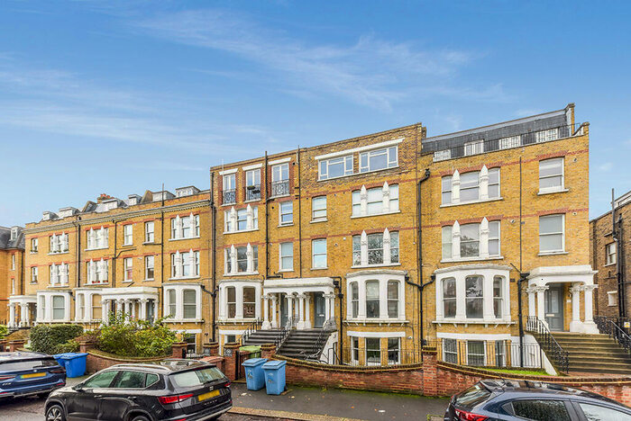 2 Bedroom Apartment To Rent In The Gardens, East Dulwich London, SE22