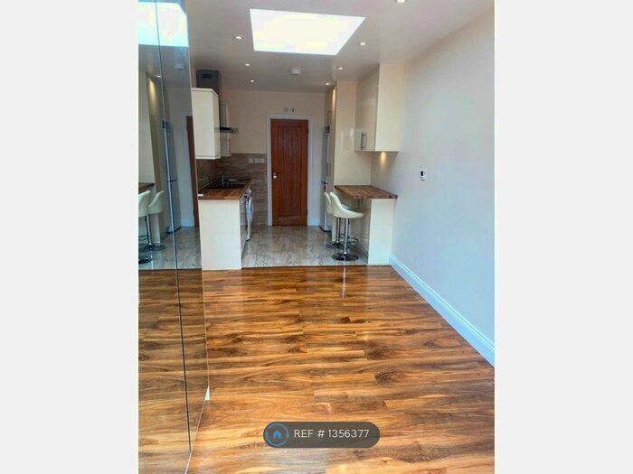 Studio To Rent In Welley Road, Wraysbury, TW19