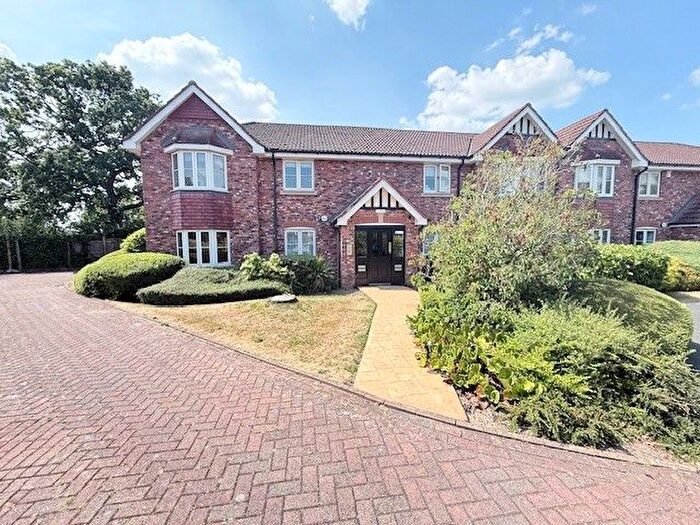 2 Bedroom Flat To Rent In Bloomfield Close, Cheadle, SK8