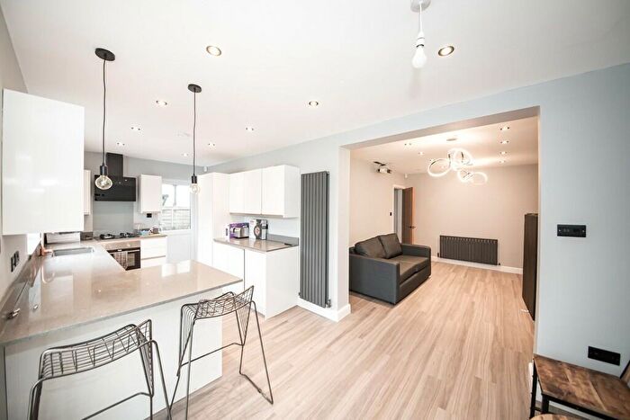 4 Bedroom Semi-Detached House To Rent In Sutherland Avenue, Leeds, West Yorkshire, LS8