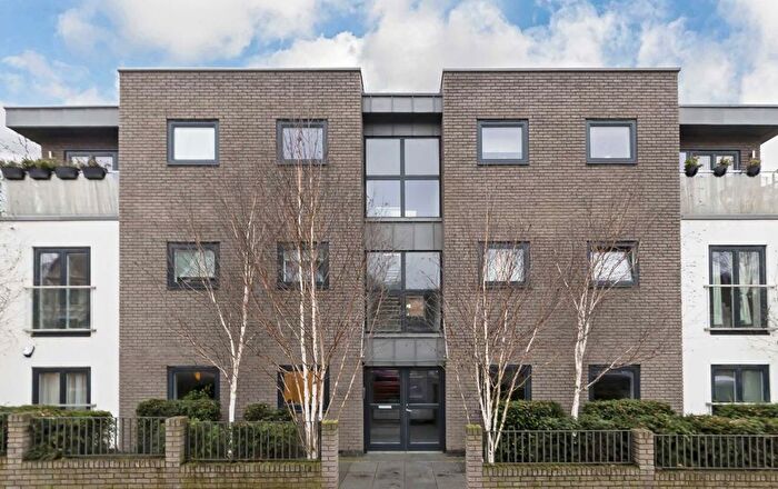 2 Bedroom Flat To Rent In Valley Road, London, SW16