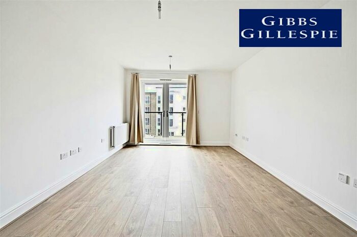 1 Bedroom Flat To Rent In Fairlands Court, Hunting Place, Hounslow, TW5