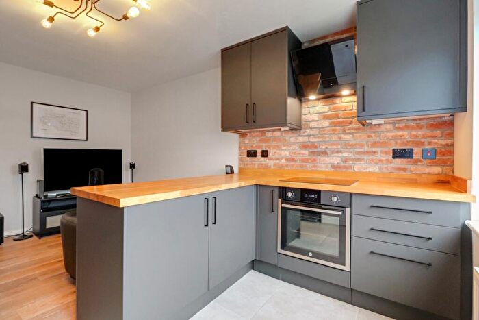 2 Bedroom Flat For Sale In Stratton Court, Worplesdon Road, Guildford, GU2