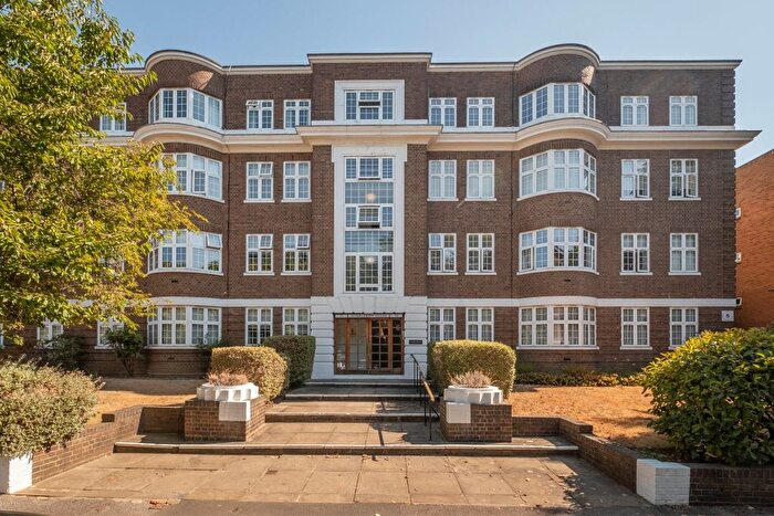 4 Bedroom Flat To Rent In The Downs, London, SW20