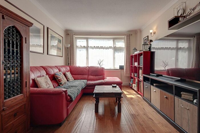 1 Bedroom Maisonette For Sale In Chalk Hill, Watford, WD19