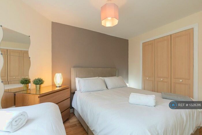 2 Bedroom Flat To Rent In Dicksonfield, Edinburgh, EH7