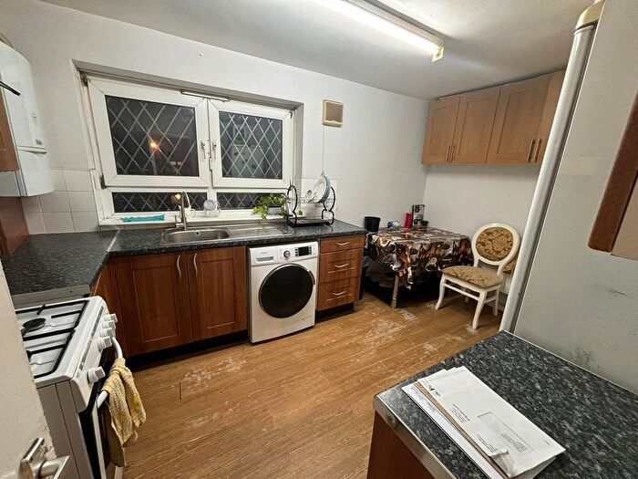 3 Bedroom Flat To Rent In Robert Street, London, E16