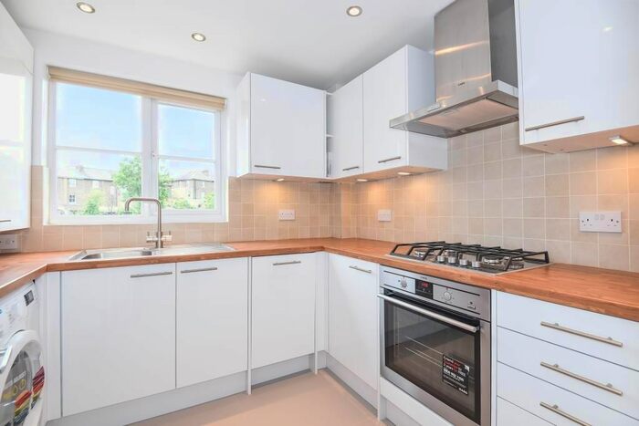 2 Bedroom Flat To Rent In Catherine Drive, Richmond, TW9