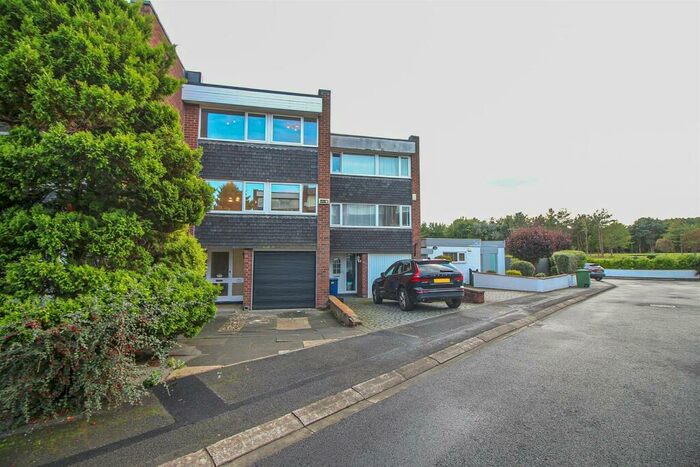 3 Bedroom Town House To Rent In Fairway Close, Brunton Park, NE3