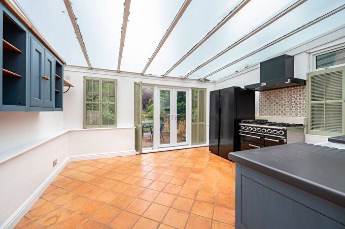 2 Bedroom Flat For Sale In Willesden Lane, Brondesbury Park, London, NW2