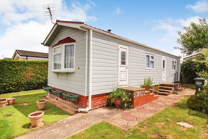1 Bedroom Park Home For Sale In Laburnham Avenue, Wilstead, MK45