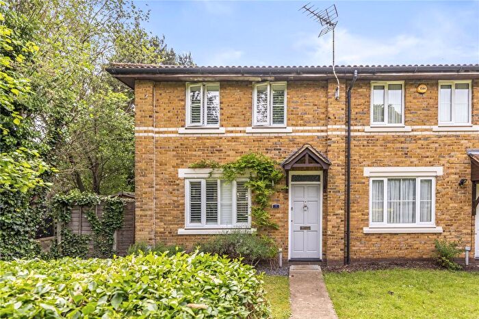 3 Bedroom End Of Terrace House For Sale In Victors Drive, Hampton, TW12