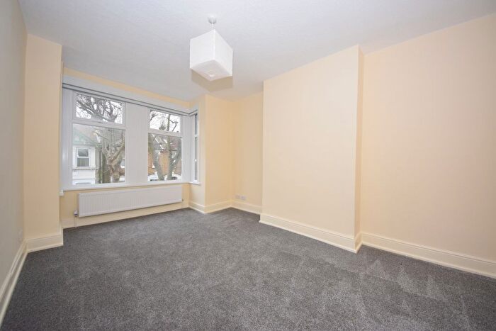 3 Bedroom Flat To Rent In Eastern Avenue, Ilford, IG2