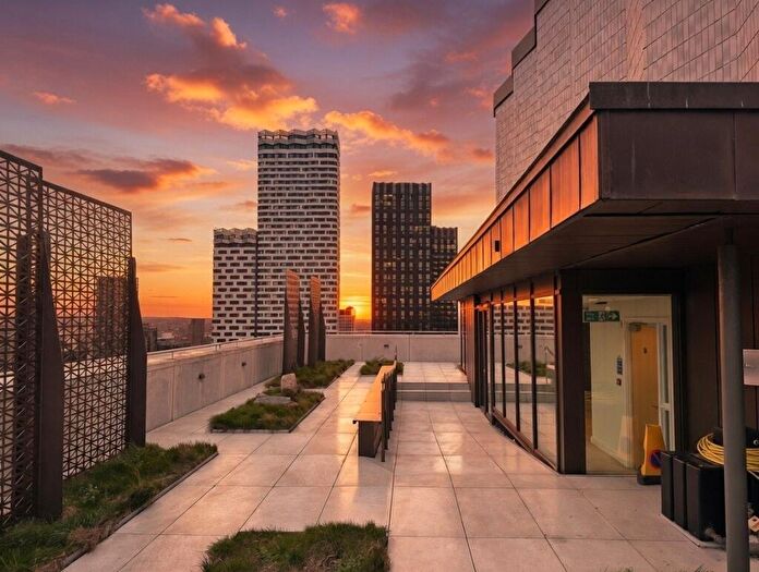 2 Bedroom Apartment For Sale In Addiscombe Grove, Croydon, CR0