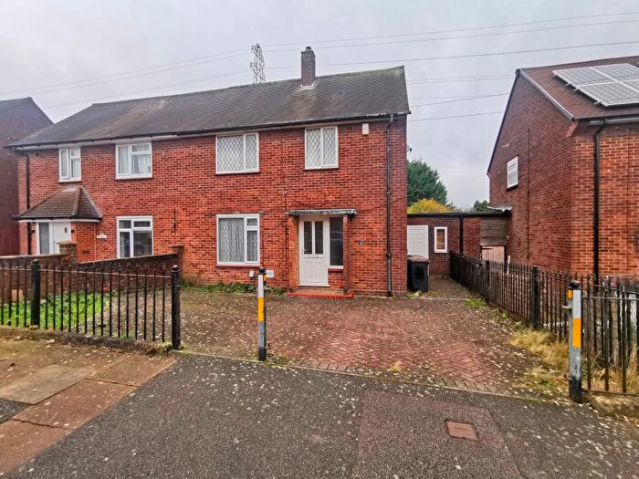 3 Bedroom Semi-Detached House To Rent In The Grove, Luton, LU1