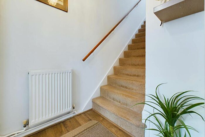 2 Bedroom End Of Terrace House For Sale In Lyne Way, Warners End, HP1