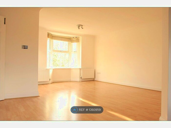 2 Bedroom Flat To Rent In Robin Crescent, London, E6