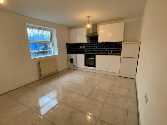 1 Bedroom Flat To Rent In Cobourg Road, Burgess Park, London, SE5